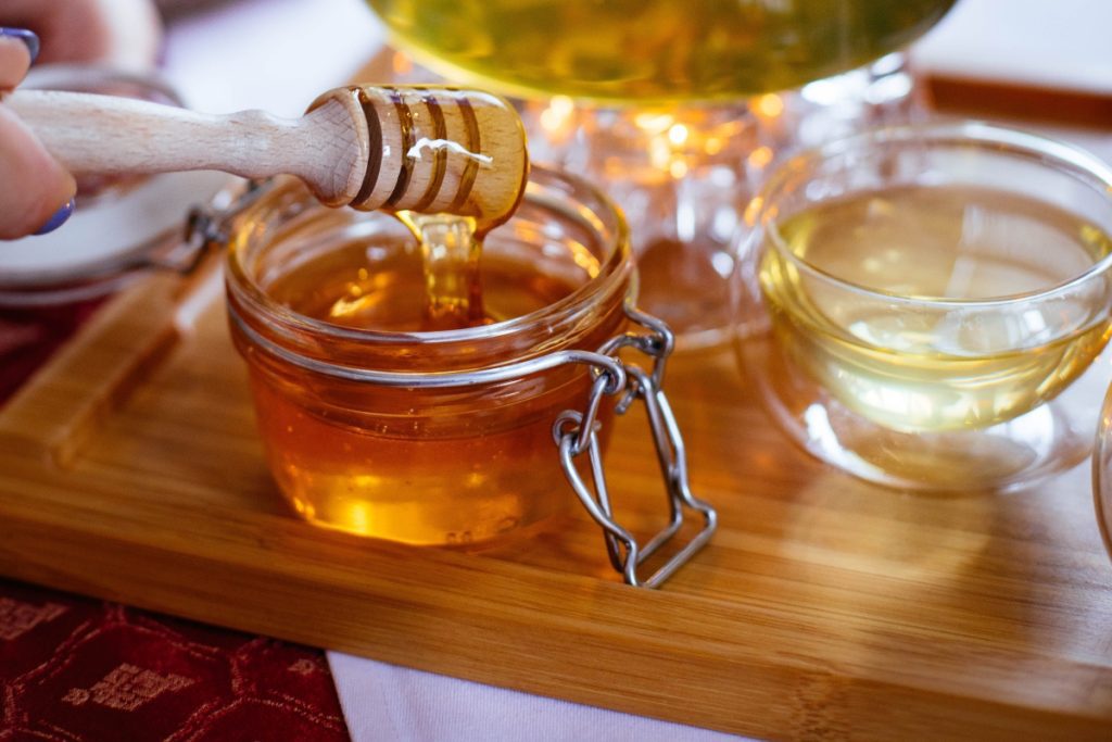 Terapias combinadas com mel para infeções de pele e feridas.